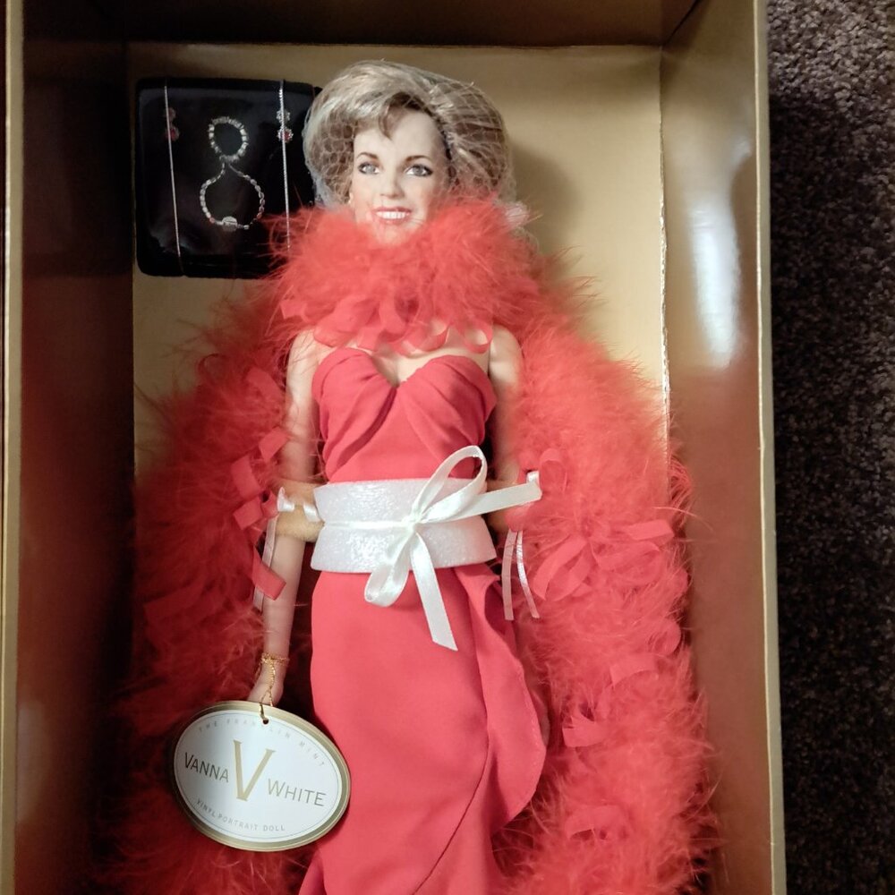 NIB Vintage Franklin Mint VANNA WHITE VINYL PORTRAIT DOLL, LADY IN RED RARE - Picture 5 of 11